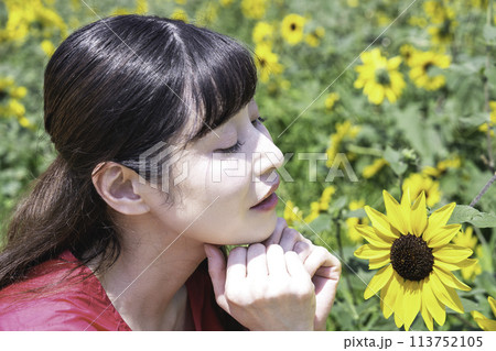 向日葵畑を楽しむ女性 向日葵畑を楽しむ女性 113752105
