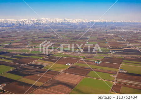 春の十勝平野に広がる畑 とかち帯広空港着陸前 春の十勝平野に広がる畑 とかち帯広空港着陸前 113752434