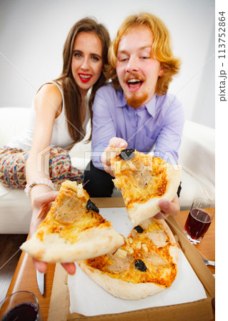 Funny couple eating pizza 113752864
