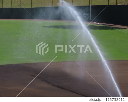 野球場の散水 野球場の散水 113752912