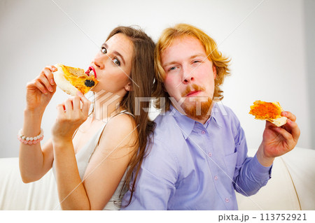 Couple eating pizza 113752921