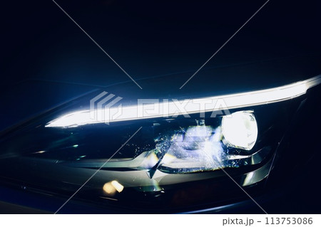 自動車のヘッドライト 113753086