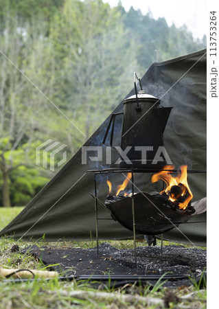 キャンプで焚き火 113753264