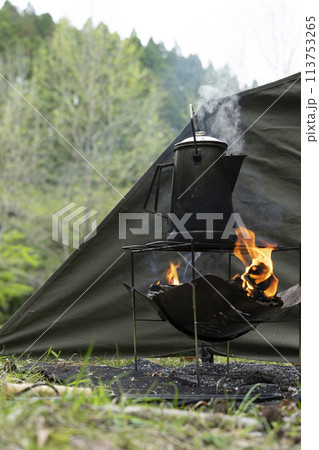 キャンプで焚き火 113753265