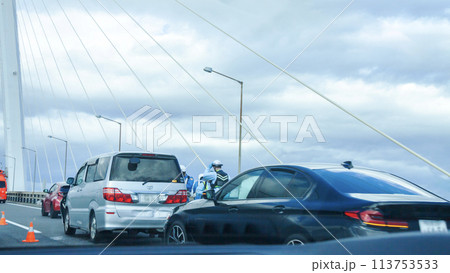 追突事故による事故処理現場(横長サイズ) 追突事故による事故処理現場(横長サイズ) 113753533