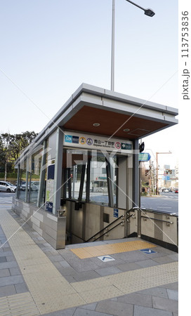 東京メトロ銀座線、半蔵門線、都営地下鉄大江戸線の青山一丁目駅1番出入口 東京メトロ銀座線、半蔵門線、都営地下鉄大江戸線の青山一丁目駅1番出入口 113753836