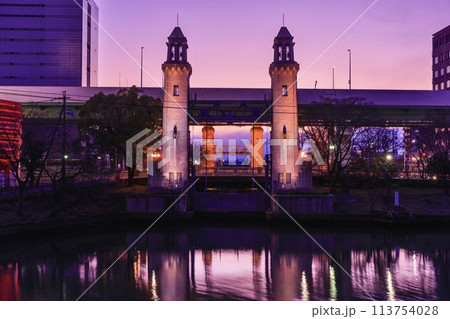 名古屋市、夕暮れ時の松重閘門 113754028