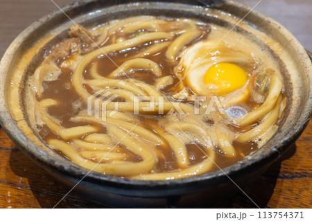 名古屋名物の熱々の美味しい味噌煮込みうどん 名古屋名物の熱々の美味しい味噌煮込みうどん 113754371