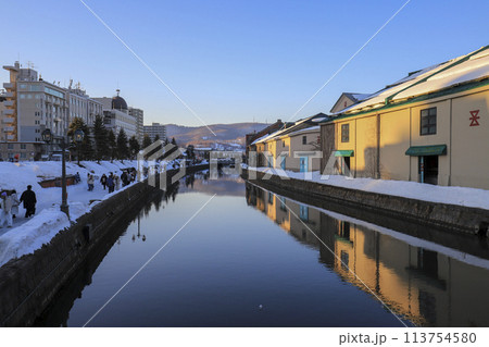 冬の小樽運河 夕闇が迫る頃 冬の小樽運河 夕闇が迫る頃 113754580