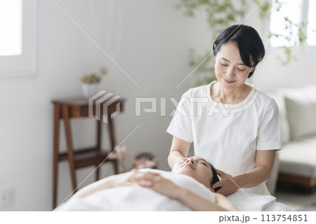 ヘッドマッサージをするセラピスト　ドライヘッドスパ　エステサロン　イメージ 113754851