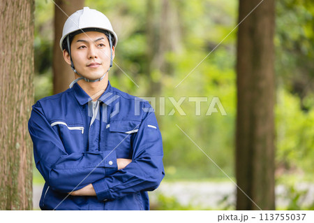 作業着を着て働くビジネスマン 113755037