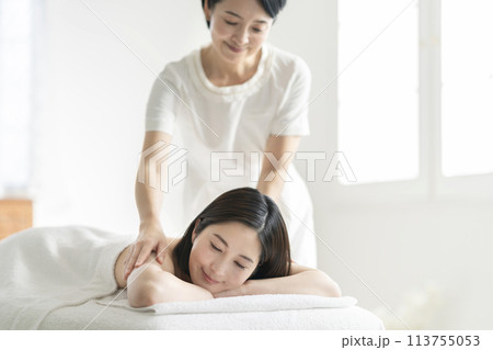 エステサロン　施術を受ける若い女性 113755053