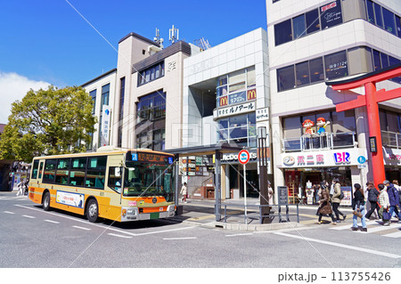 鎌倉駅前に停車する大船駅行きの江ノ電バス/ワイド(三菱ふそうエアロスター) 鎌倉駅前に停車する大船駅行きの江ノ電バス/ワイド(三菱ふそうエアロスター) 113755426