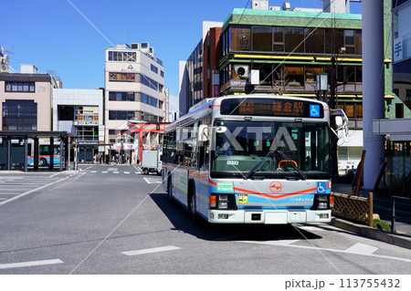 JR鎌倉駅に到着した京急バス/ワイド（いすゞエルガ） 113755432