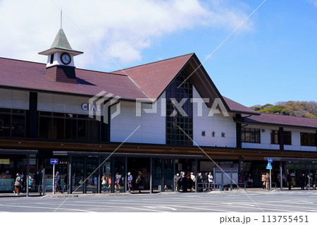 時計台がかわいいJR鎌倉駅の駅舎と駅前ロータリー 時計台がかわいいJR鎌倉駅の駅舎と駅前ロータリー 113755451