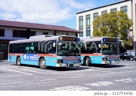 鎌倉駅前で並列に停車する京急バス（いすゞエルガ） 113755456