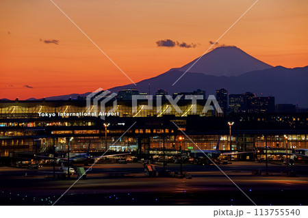 富士山のシルエットを背景に輝きを増す羽田空港第三ターミナル 富士山のシルエットを背景に輝きを増す羽田空港第三ターミナル 113755540