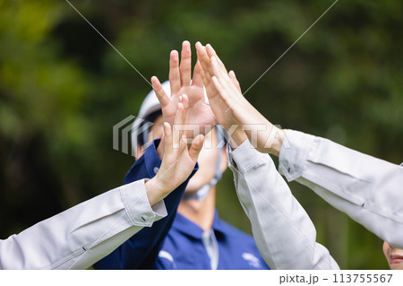 ハイタッチをするビジネスマン ハイタッチをするビジネスマン 113755567