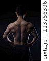 マッチョな男性　後ろ姿 113756396