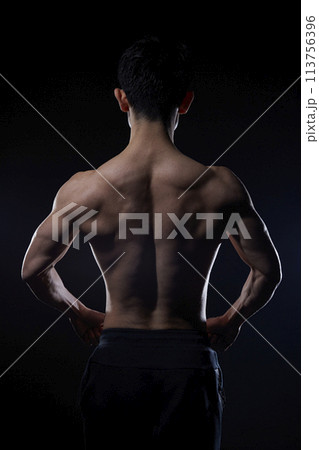 マッチョな男性　後ろ姿 113756396