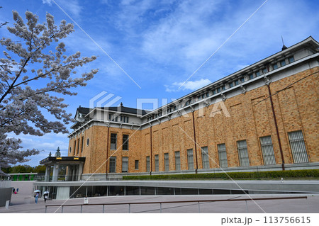 4月の京都市岡崎 モダンな京セラ美術館 113756615