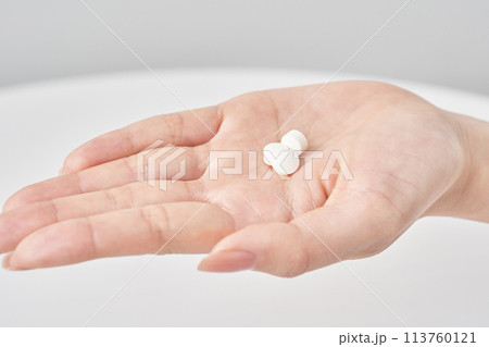 手の上に乗せられたさまざまな錠剤 手の上に乗せられたさまざまな錠剤 113760121