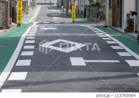 道幅が狭い危険な通学路イメージ｜事故多発の注意看板イメージ｜大阪府大東市 113763064
