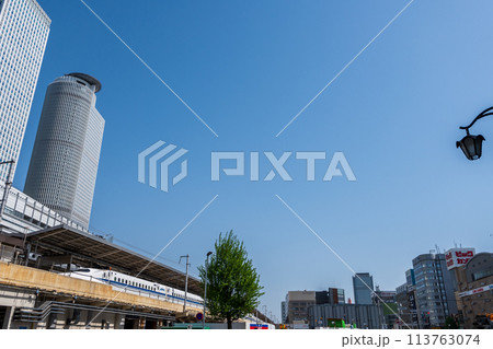 大都会名古屋駅前の高層ビルと停車中の東海道新幹線イメージ|名古屋駅太閤通口前|愛知県名古屋市 大都会名古屋駅前の高層ビルと停車中の東海道新幹線イメージ|名古屋駅太閤通口前|愛知県名古屋市 113763074