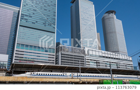大都会名古屋駅前の高層ビルと停車中の東海道新幹線イメージ|名古屋駅太閤通口前|愛知県名古屋市 大都会名古屋駅前の高層ビルと停車中の東海道新幹線イメージ|名古屋駅太閤通口前|愛知県名古屋市 113763079