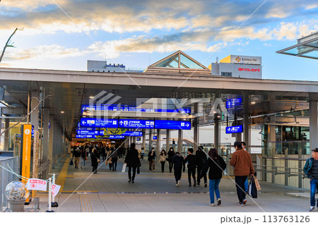 栃木県　JR宇都宮駅東口の都市風景（宇都宮駅東西自由通路） 113763126