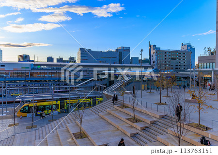 栃木県　JR宇都宮駅東口の都市風景（ライトレールのりば） 113763151