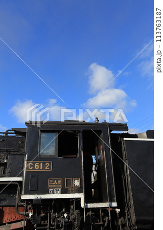 蒸気機関車・C61形2号機・車両番号C612の運転台と青空 蒸気機関車・C61形2号機・車両番号C612の運転台と青空 113763187