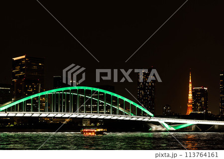 東京の夜景　ライトアップされた築地大橋 113764161