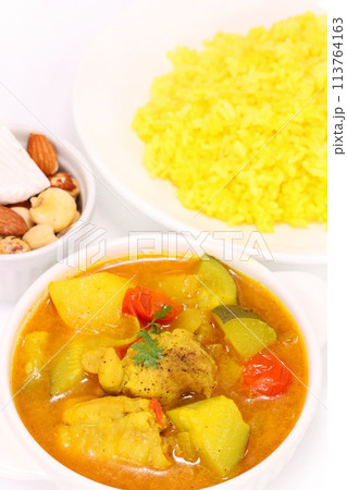 ネパール風スープカレー ズッキーニ ジャガイモ チキン 黄色いライス 明るい背景 ネパール風スープカレー ズッキーニ ジャガイモ チキン 黄色いライス 明るい背景 113764163