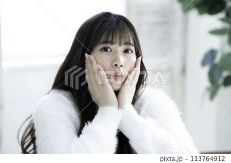 肌の潤いを実感する若い女性 113764912