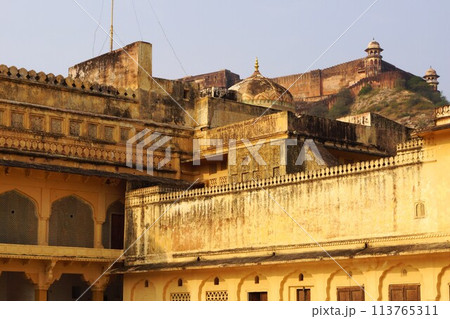 インド ジャイプル郊外 アンベール城の建物とラジャスタンの丘陵城砦 113765311