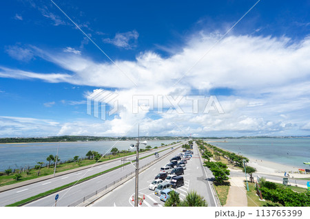 【沖縄県】よく晴れた真夏の青空が広がる海中道路 【沖縄県】よく晴れた真夏の青空が広がる海中道路 113765399