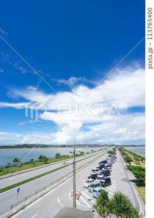 【沖縄県】よく晴れた真夏の青空が広がる海中道路 113765400