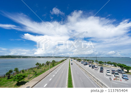 【沖縄県】よく晴れた真夏の青空が広がる海中道路 113765404