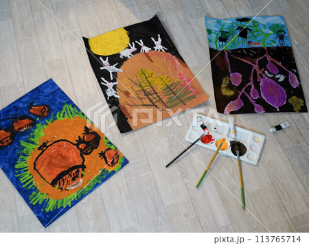 絵具で絵を描く 絵具で絵を描く 113765714