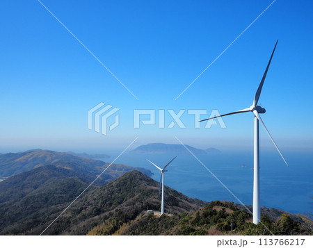 上関町の風力発電風車と、朝もやの祝島(山口県上関町) 113766217