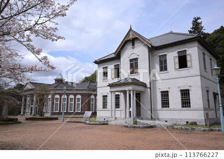 旧伊藤博文邸と左に資料館(山口県光市) 旧伊藤博文邸と左に資料館(山口県光市) 113766227