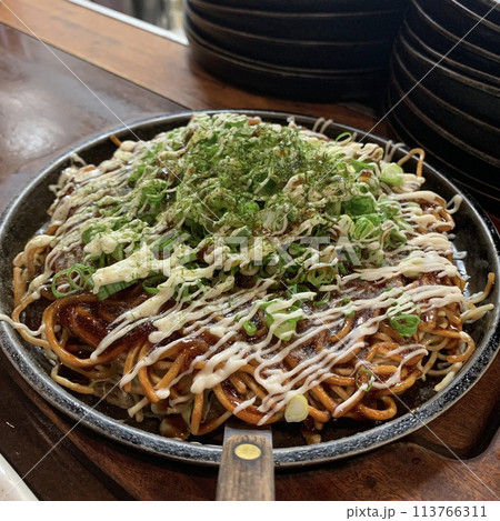 鉄板焼きの広島焼き 113766311