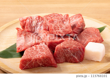 黒毛和牛　角切り（もも肉　肩肉）鹿児島県産 113768101