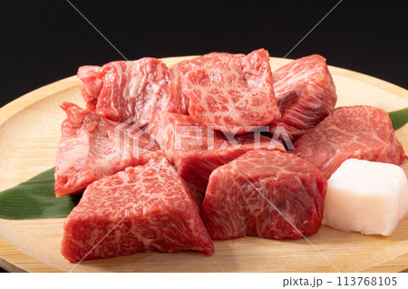 黒毛和牛　角切り（もも肉　肩肉）鹿児島県産 113768105