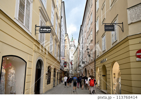 ザルツブルク ゲトライデ通りの傍らに旧市庁舎時計塔 113768414