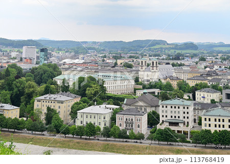 メンヒスベルクの展望台からザルツブルク新市街のミラベル宮殿と聖アンドレ教会 113768419