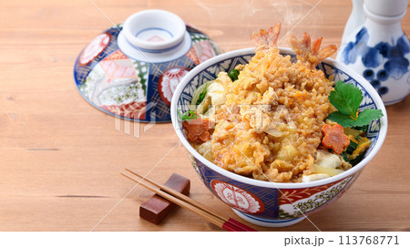 エビとじ丼　（ えび天丼の卵とじ ） 113768771