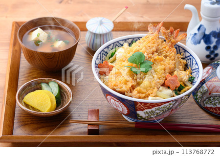 エビとじ丼 ( えび天丼の卵とじ ) エビとじ丼 ( えび天丼の卵とじ ) 113768772