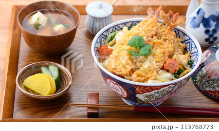 エビとじ丼 ( えび天丼の卵とじ ) エビとじ丼 ( えび天丼の卵とじ ) 113768773